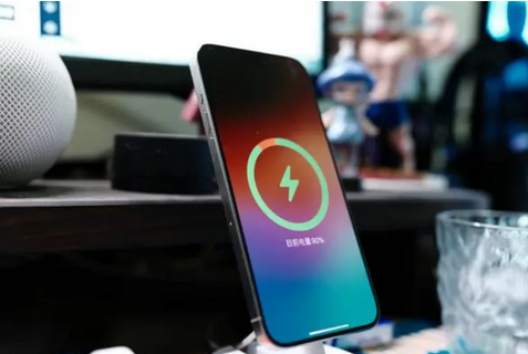 城厢苹果15换屏服务分享用什么充电器给iPhone15充电更好 